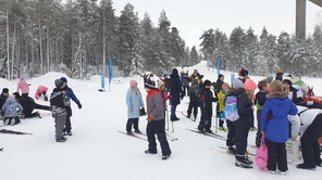 Kuuma mehu maistuin kaikille hiihtäjille.